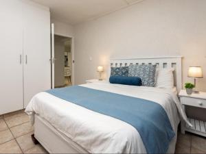 una camera da letto con un grande letto con lenzuola blu e bianche di The Beach Palace Ramsgate a Margate