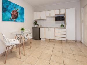 una cucina con tavolo e una sala da pranzo di The Beach Palace Ramsgate a Margate Altre 37 foto