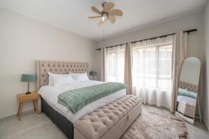 sypialnia z łóżkiem i dużym oknem w obiekcie Self checkin - Modern 2 Bedroom Retreat - 103 w mieście Nelspruit +16 zdjęć