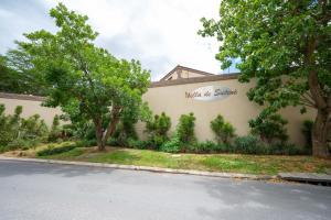 budynek z napisem, który czyni nas mądrzejszymi w obiekcie Self checkin - Modern 2 Bedroom Retreat - 103 w mieście Nelspruit