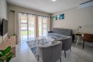 salon z kanapą i stołem w obiekcie Self checkin - Modern 2 Bedroom Retreat - 103 w mieście Nelspruit
