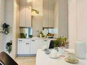 Kuchnia lub aneks kuchenny w obiekcie AbsyntApartments 24 Rynek Wrocław