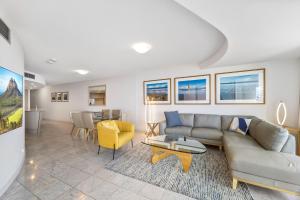 una sala de estar con un sofá y una mesa en Sirocco 606, en Mooloolaba