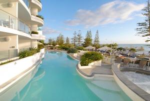 - Vistas a la piscina del hotel y al complejo en Sirocco 606, en Mooloolaba