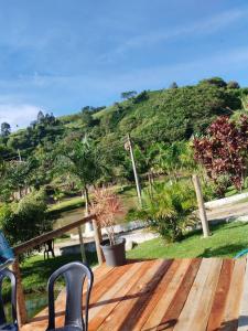 una terrazza in legno con vista sulle montagne di Chácara Sonho Verde a Bueno Brandão Altre 2 foto