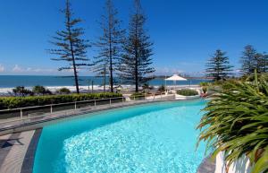 una piscina con la playa al fondo en Sirocco 606, en Mooloolaba