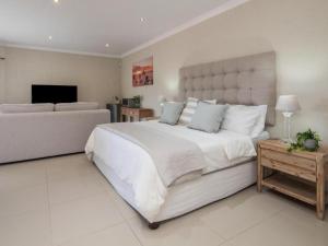 una grande camera da letto bianca con un grande letto e un divano di The Beach Palace Ramsgate a Margate