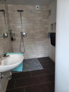 Koupelna v ubytování Ferienwohnung Kiefernwald + 14 fotografií