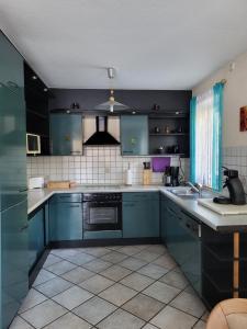 Kuchyň nebo kuchyňský kout v ubytování Ferienwohnung Kiefernwald