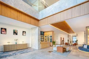 吉达Four Points by Sheraton Jeddah King Fahd Road的客厅里有一张沙发和一张桌子。