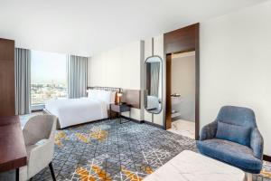 Postel nebo postele na pokoji v ubytování Four Points by Sheraton Jeddah King Fahd Road