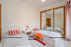 Ένα ή περισσότερα κρεβάτια σε δωμάτιο στο #274 Pedra dos Bicos T by Home Holidays