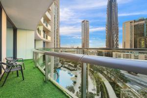 Balkonas arba terasa apgyvendinimo įstaigoje FIRST CLASS 1BR with DUBAI SKYLINE view