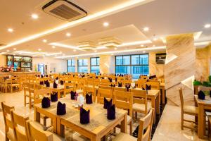 En restaurang eller annat matställe på Balcony Nha Trang Hotel