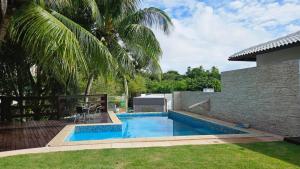 サルバドールにあるCasa29 Salvadorの家の裏庭にあるプール