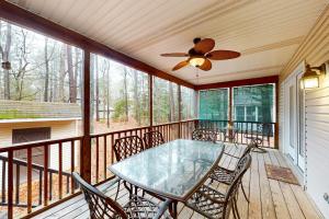 eine abgeschirmte Veranda mit einem Tisch und Stühlen in der Unterkunft 22 Harpoon rd in Ocean Pines