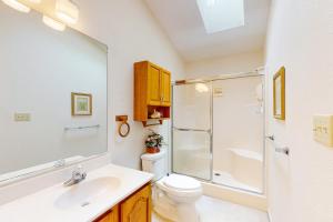 ein Badezimmer mit Waschbecken, Toilette und Dusche in der Unterkunft 22 Harpoon rd in Ocean Pines + 16 Fotos
