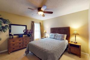 ein Schlafzimmer mit einem Bett und einem Deckenventilator in der Unterkunft 22 Harpoon rd in Ocean Pines