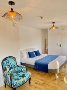Ένα ή περισσότερα κρεβάτια σε δωμάτιο στο Cit'hotel Design Booking Evry Saint-Germain-lès-Corbeil Sénart