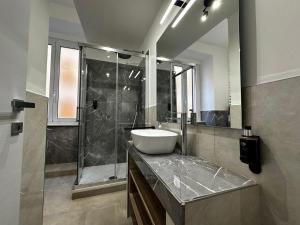 Un baño con lavabo y ducha en Suite della Marchesa, en Génova 59 fotos más