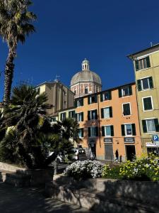un edificio con una cúpula en la parte superior en Suite della Marchesa, en Génova