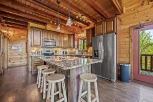 Η κουζίνα ή μικρή κουζίνα στο Ridge View Lodge - Nature and Mountain View - Hot tub - Firepit - Yard - Games