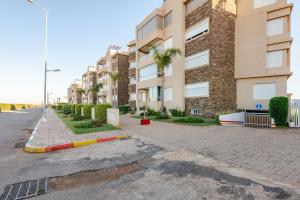 eine leere Straße vor einem Gebäude in der Unterkunft Appartement de Luxe - Piscine et Accès à la Plage in Bouznika