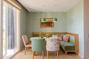 ein Esszimmer mit Tisch und Couch in der Unterkunft Appartement de Luxe - Piscine et Accès à la Plage in Bouznika