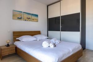 a bedroom with a bed with two towels on it at Atelier Edonya - Au coeur de la Teste in La Teste-de-Buch