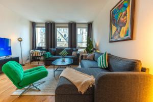 ein Wohnzimmer mit Sofas und Fernseher in der Unterkunft 3-Floor Oasis in the Heart of Koblenz, Sleeps 16 in Koblenz