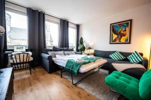 ein Wohnzimmer mit Couch und Tisch in der Unterkunft 3-Floor Oasis in the Heart of Koblenz, Sleeps 16 in Koblenz