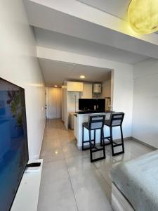 a living room with a table and two chairs at Departamento moderno en CABA in Buenos Aires