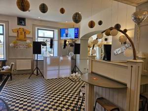 TV a/nebo společenská místnost v ubytování Midlands Hotel