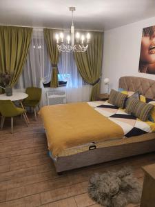 een slaapkamer met een groot bed en een eetkamer bij ChicStudio feel at home in Galaţi