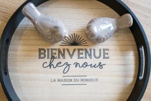 un signal pour un message dans une bouteille sur une table dans l'établissement Panoramique balcon wifi centre-ville, à Millau