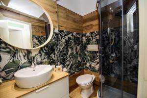 a bathroom with a sink and a shower at 5 mins to the beach, cozy home in Rapallo +16 photos