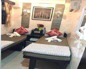 Un pat sau paturi într-o cameră la Skycity Hostel