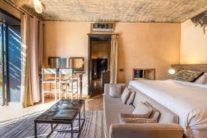 Un ou plusieurs lits dans un hébergement de l'établissement The Source Hotel Music & Spa