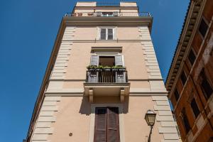 um edifício alto com uma varanda com flores em Margana Luxury 3 bedrooms amazing terrace em Roma