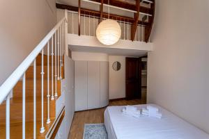 um quarto com uma cama e uma escada em Margana Luxury 3 bedrooms amazing terrace em Roma