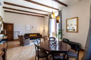 uma sala de estar com uma mesa e cadeiras de madeira em Margana Luxury 3 bedrooms amazing terrace em Roma mais 21 fotografias