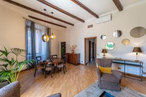 uma sala de estar com mesa e cadeiras em Margana Luxury 3 bedrooms amazing terrace em Roma