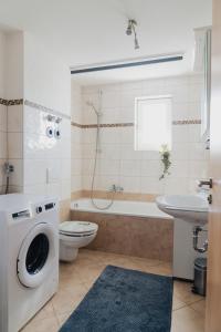 Et badeværelse på Modernes Penthouse mit Panorama im Herzen von Villingen