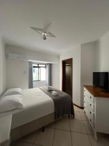 Katil atau katil-katil dalam bilik di Apartamento pé na areia em Meia Praia com churrasqueira com vista mar