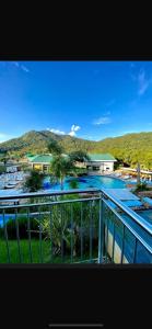 Blick auf ein Resort mit Swimmingpool in der Unterkunft Capivari ecoresort residence in Campina Grande do Sul