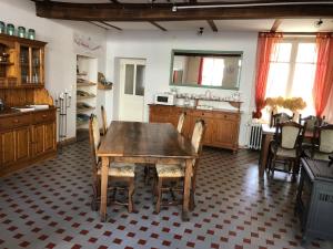 kuchnia z drewnianym stołem i krzesłami w obiekcie Ambiance Morvan w mieście Ouroux +24 zdjęcia