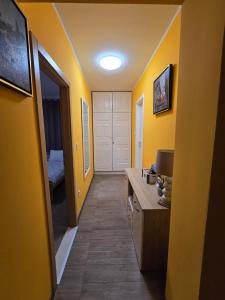 Televízia a/alebo spoločenská miestnosť v ubytovaní Ivana central apartment