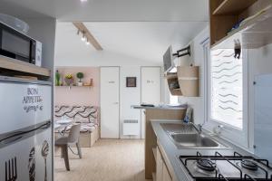 Kuchyňa alebo kuchynka v ubytovaní Mobil-home 2 chambres - D