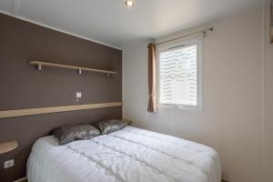Posteľ alebo postele v izbe v ubytovaní Mobil-home 2 chambres - D