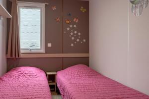 Posteľ alebo postele v izbe v ubytovaní Mobil-home 2 chambres - D + 12 fotografií